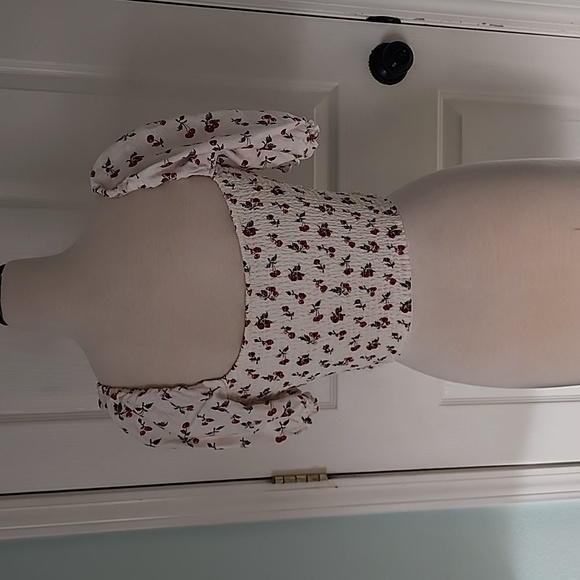 Abercrombie & Fitch Size S Cherry Crop Top 🍒 - Picture 3 of 4